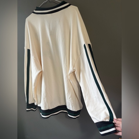 Divided size Large cream
Embroidered rugby shirt, “player” graphic, green stripe - Picture 8 of 8